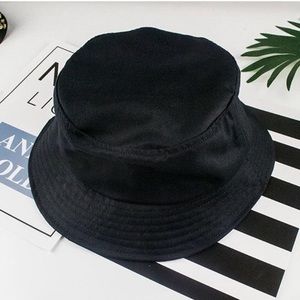 NWOT black plain bucket hat